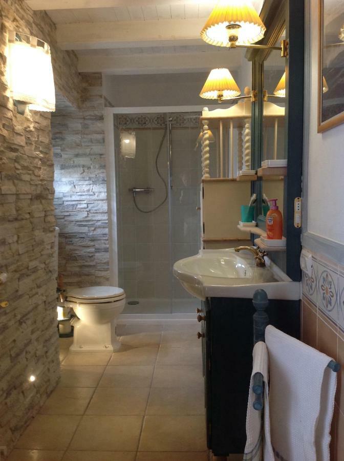 East Wind Bed & Breakfast Medea ภายนอก รูปภาพ